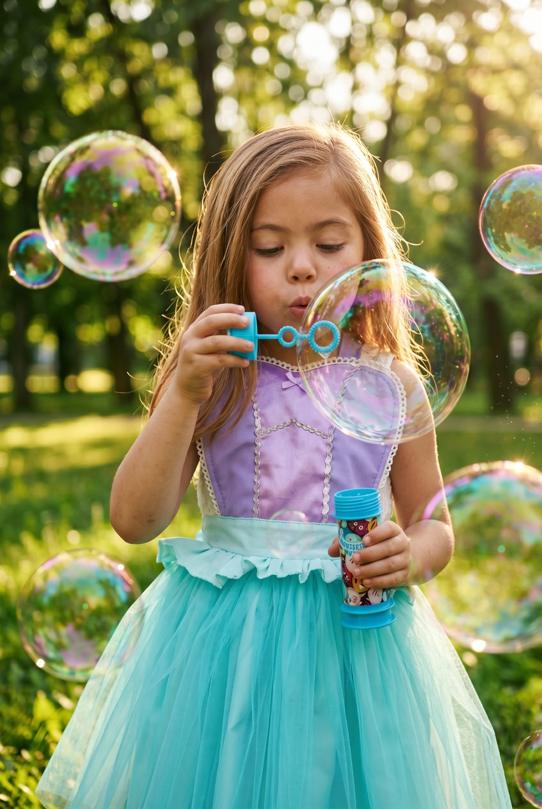 Niña jugando con burbujas — Algodón D' Azúcar